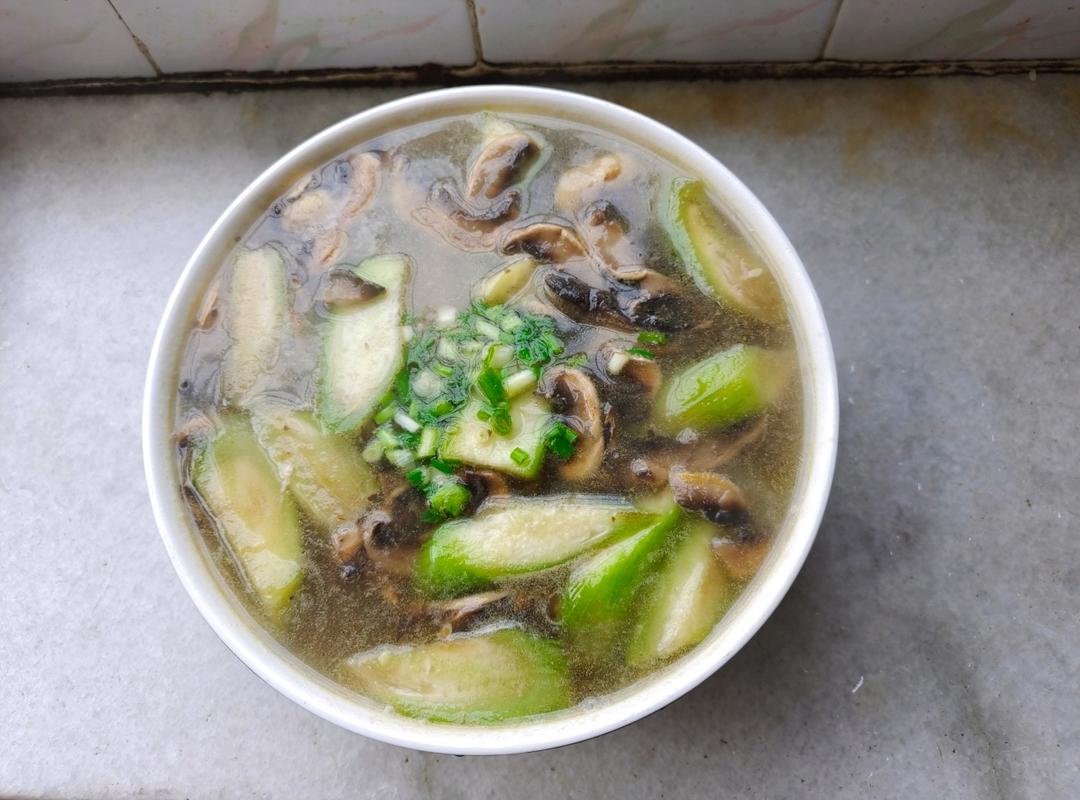 白蘑菇丝瓜瘦肉汤,高温天喝消暑又降火