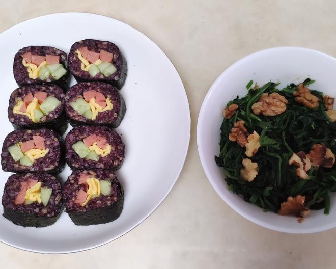 紫米寿司卷配核桃菠菜 健康低脂粗粮餐的做法