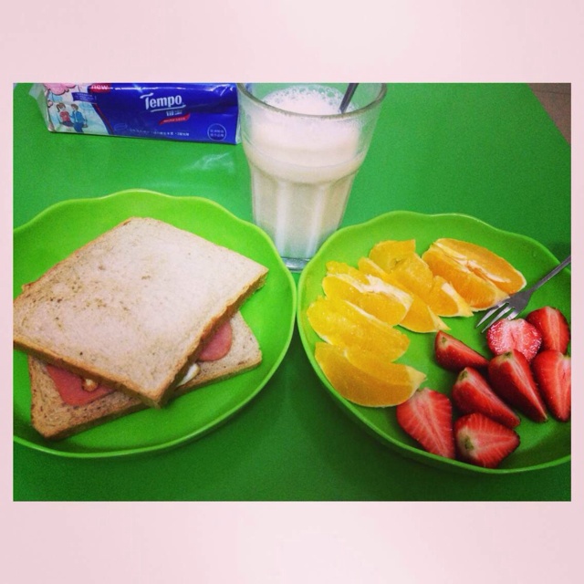 草莓可颂三明治