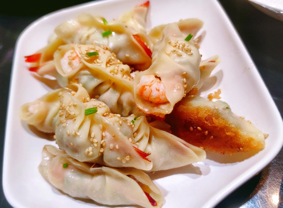 12+ 猪肉鲜虾锅贴，外皮酥脆香气扑鼻，一锅不够吃！