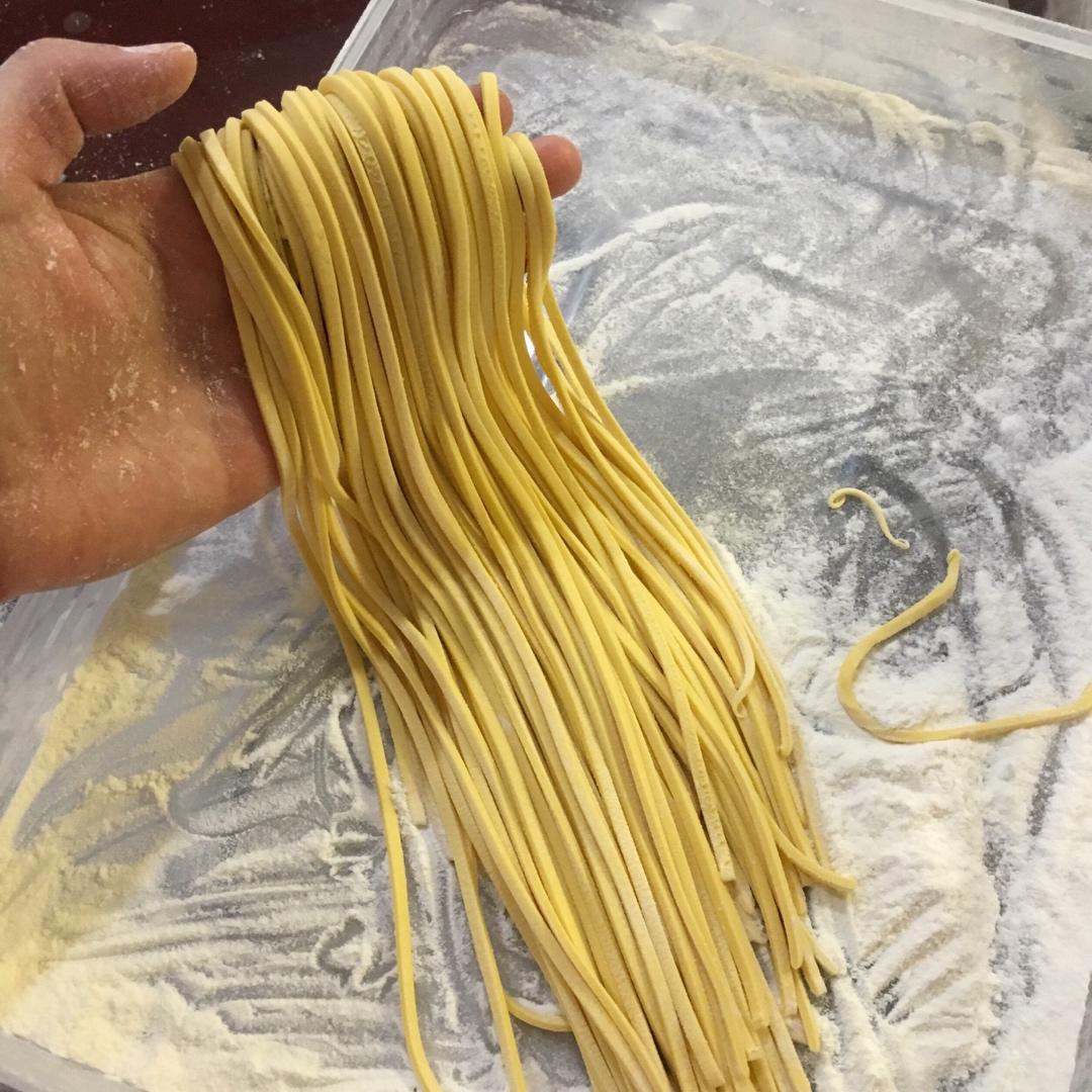 果蔬面条 家庭手工自制面条 红心火龙果面条 菠菜面条 黄瓜面条 鸡蛋面 压面机面条机