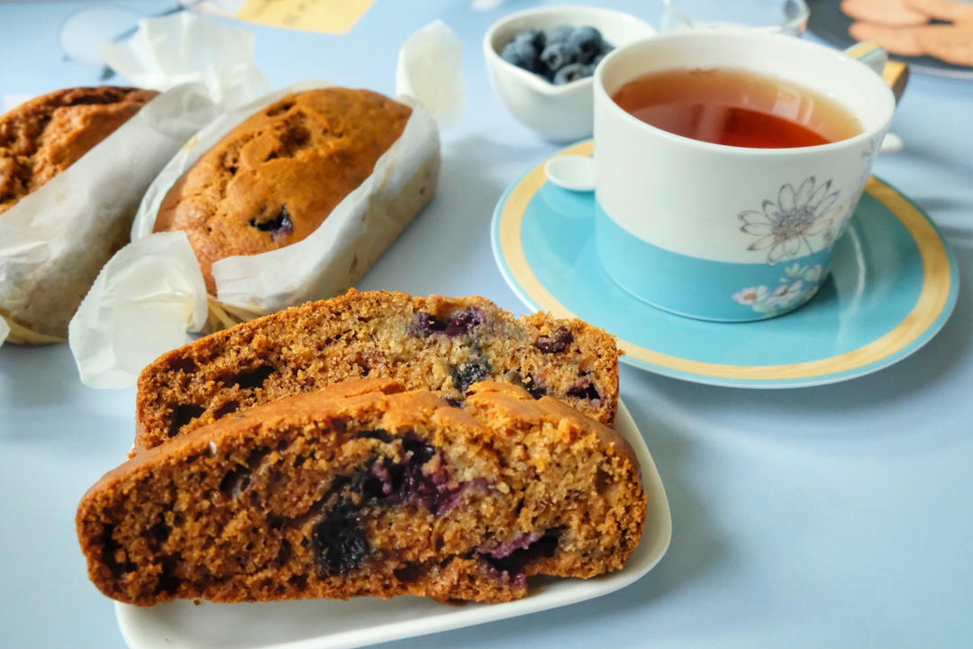 准备祖传的香蕉蓝莓玛芬蛋糕