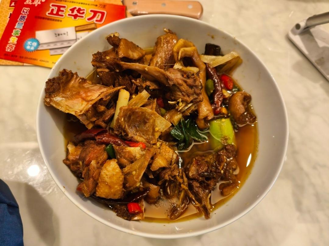 传统正宗的啤酒鸭配方和做法，鲜嫩香浓，只需炒千万不要焯水