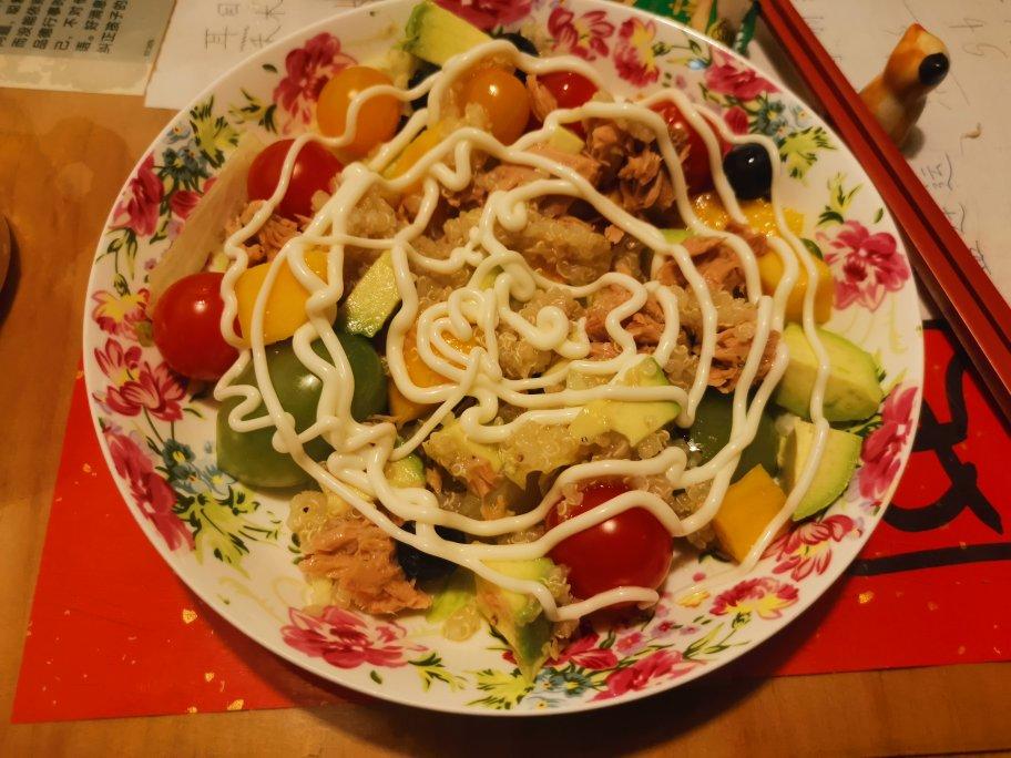 金枪鱼藜麦沙拉