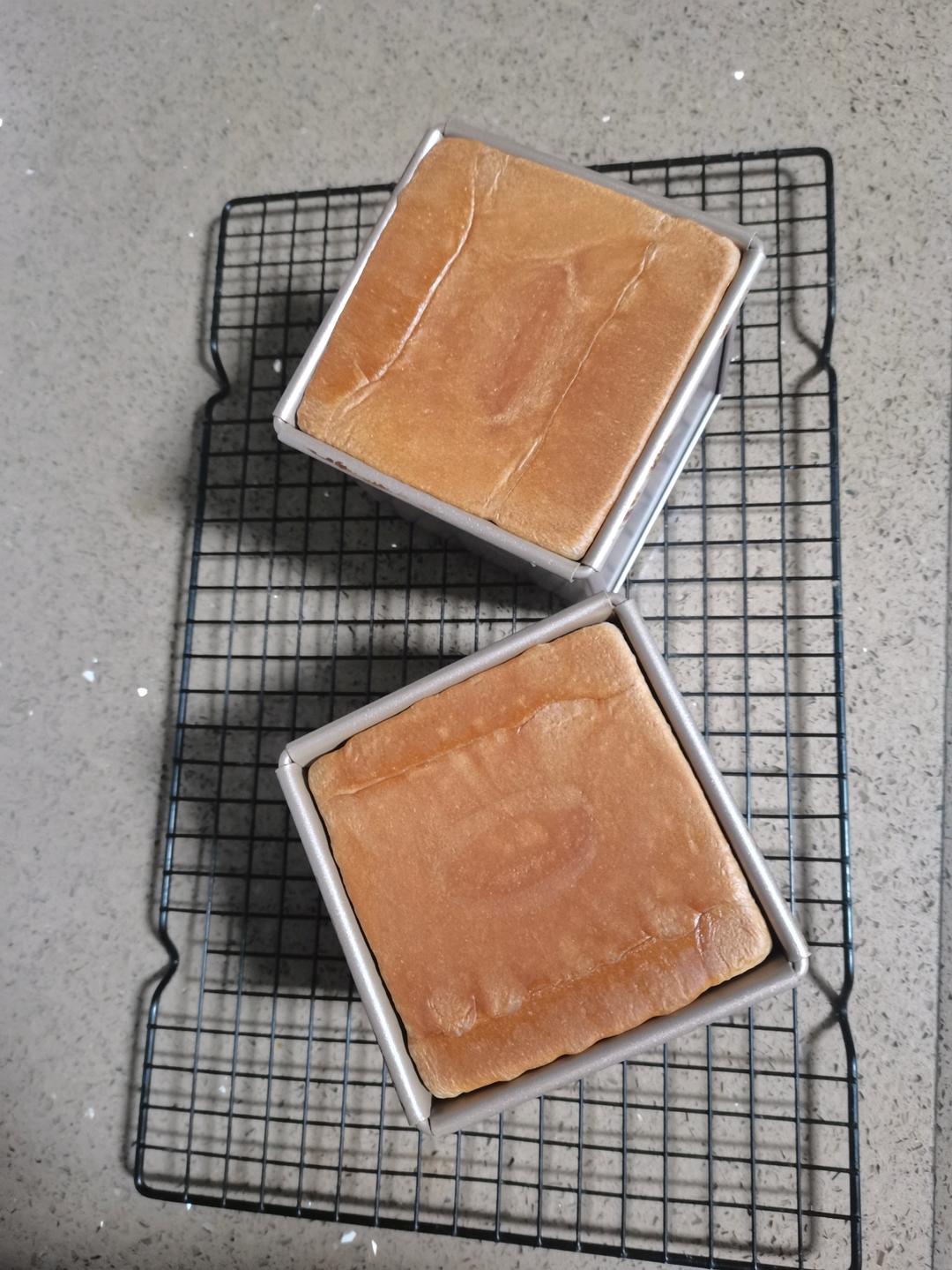 做一次就成功的牛奶吐司面包（手和面揉出手套膜）最后附全麦吐司