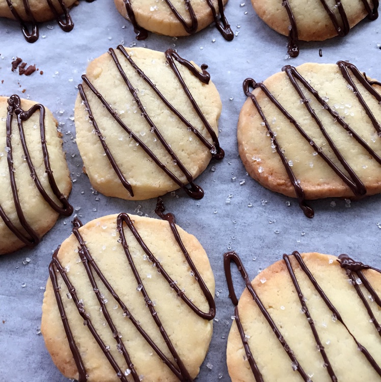 挤花毫无压力的巧克力曲奇