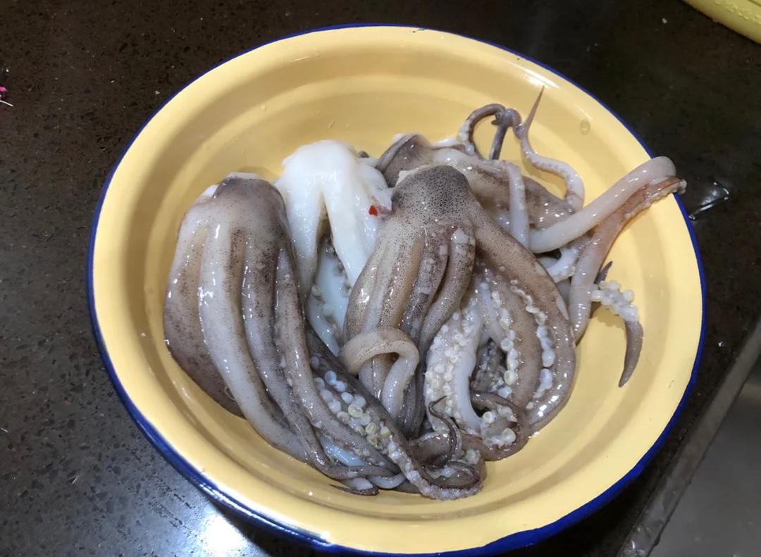 香辣爽嫩的鱿鱼的做法 步骤1
