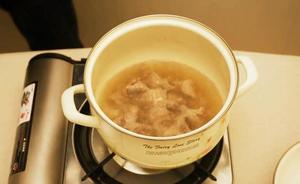 喝什么汤可以减肥 海带冬瓜排骨汤 减肥养颜 健康养生汤的做法 步骤1
