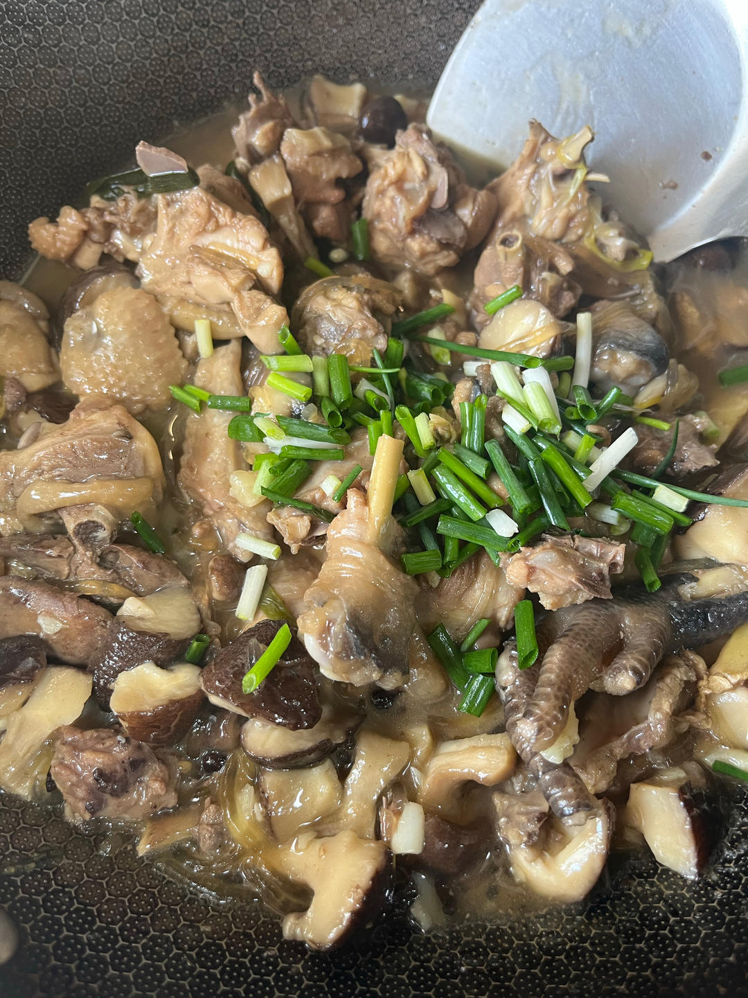 十几年不吃鸡肉的人吃了一盘子的小鸡炖香菇