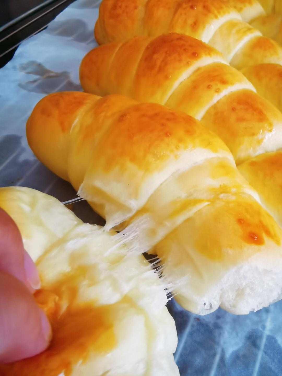 又香又软又拉丝，咬一口奶香十足！超治愈的淡奶油波兰种小餐包