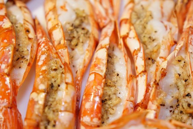 蒜香黄油烤红虾的做法