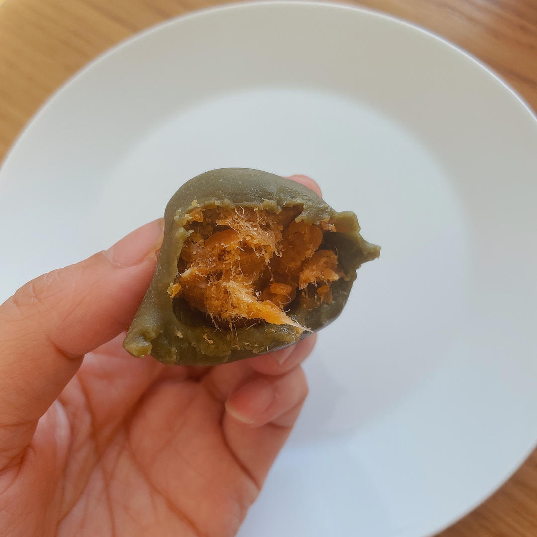 咸蛋黄肉松青团（大麦若叶青汁粉版）已更新