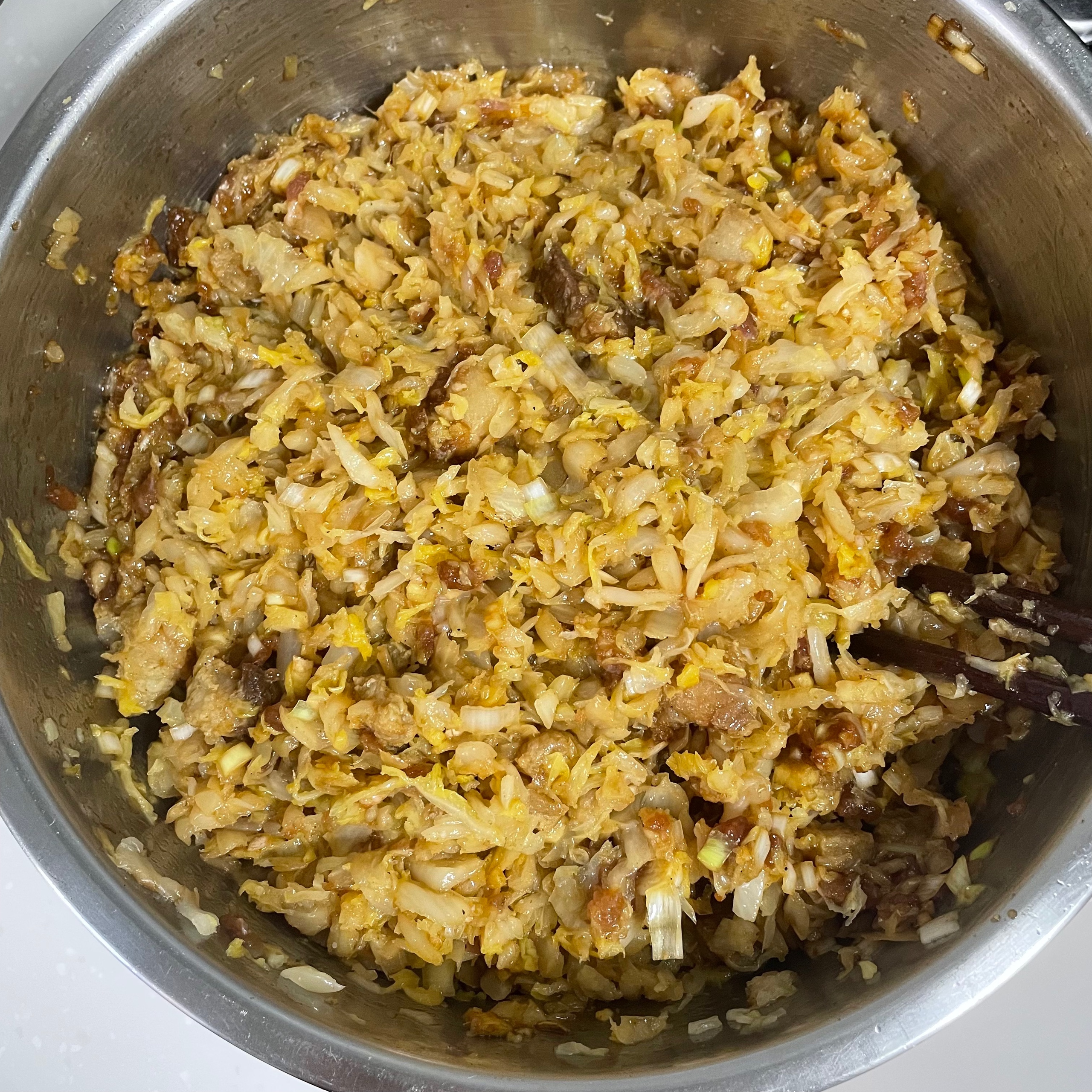 东北酸菜包子的奢豪版本——玉米面酸菜油滋了包子（附玉米面蒸饺和面方法）的做法 步骤12
