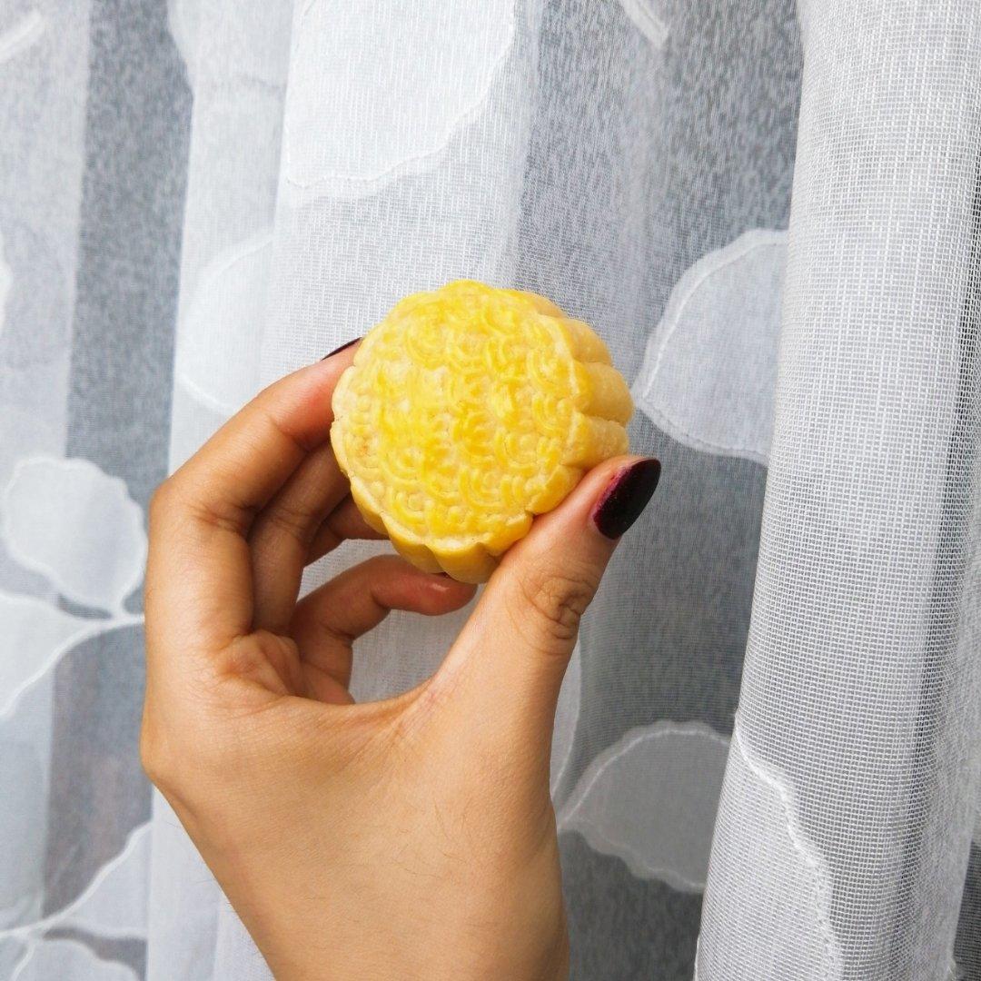 酥皮榴莲流心月饼