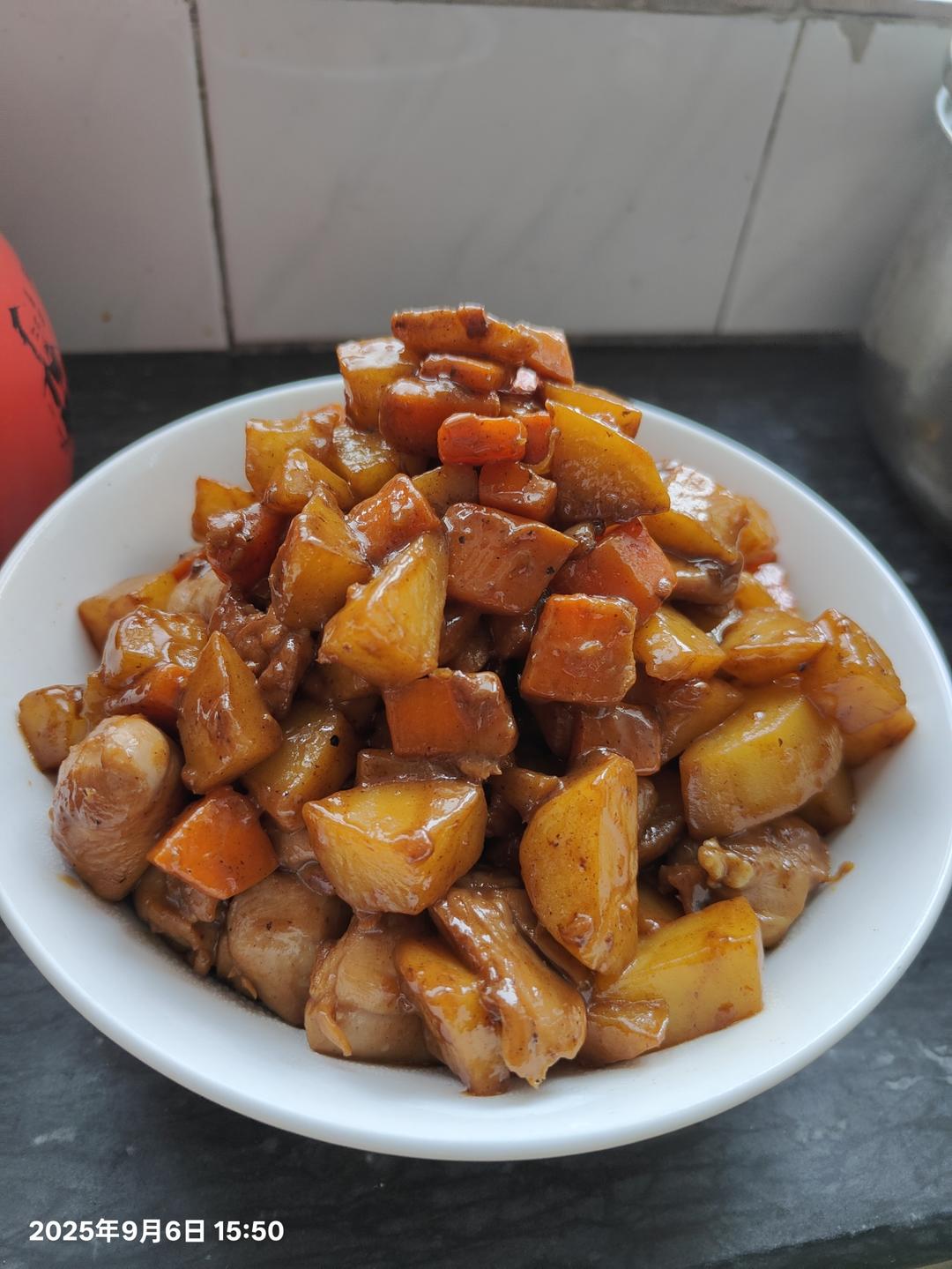 土豆和鸡腿的美味组合😋三丁炒鸡腿肉吃起来