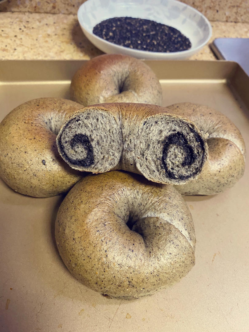 双重黑芝麻奶酥贝果
