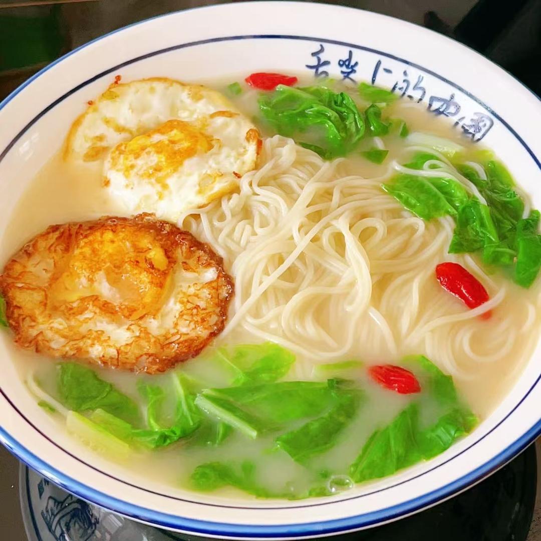 鱼汤煎蛋面条(豆浆挂面)