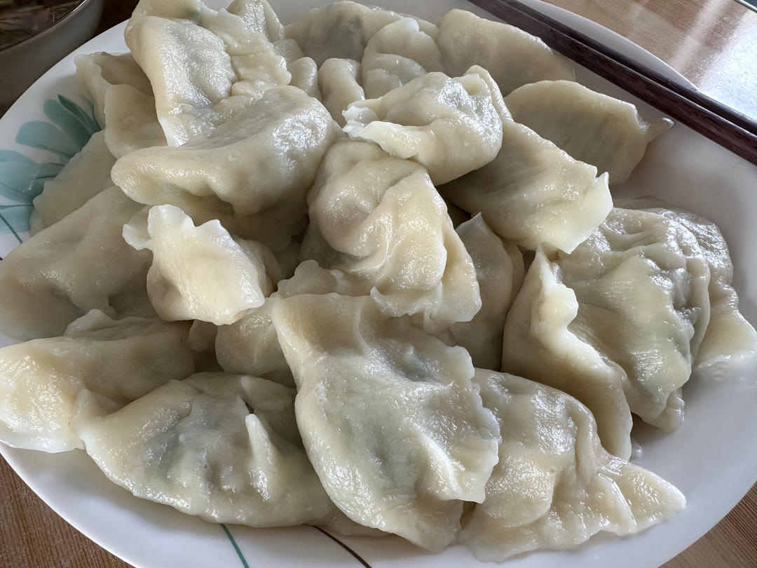 韭菜猪肉饺子(附擀皮和最简单的饺子包法)