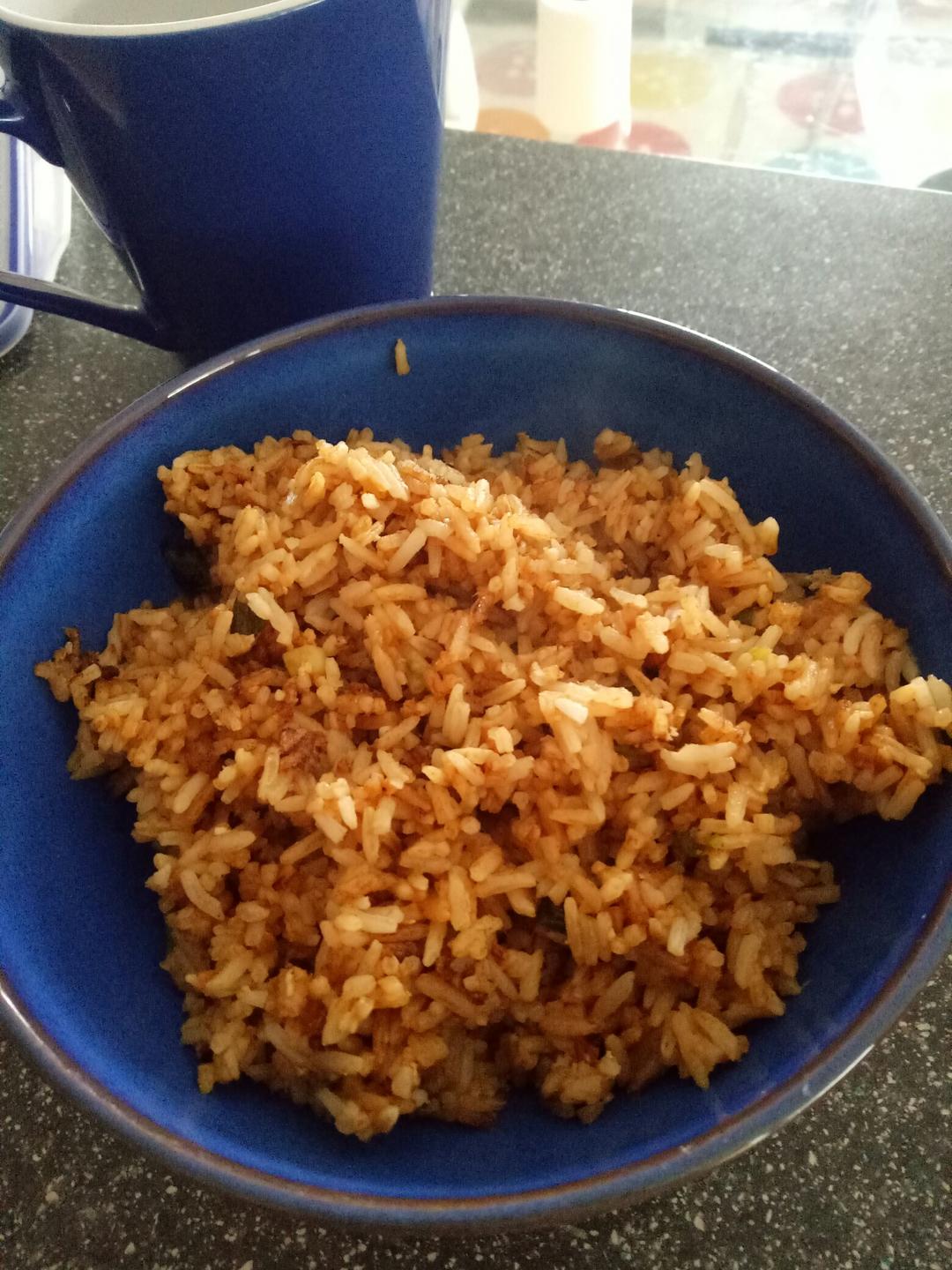 据说是 正宗酱油炒饭