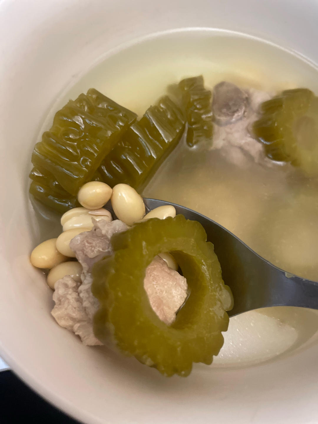 夏日必备-苦瓜黄豆排骨汤