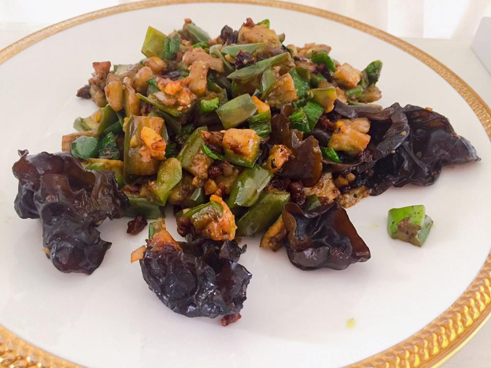 酱香口味的肉末茄子炒青椒（少油）