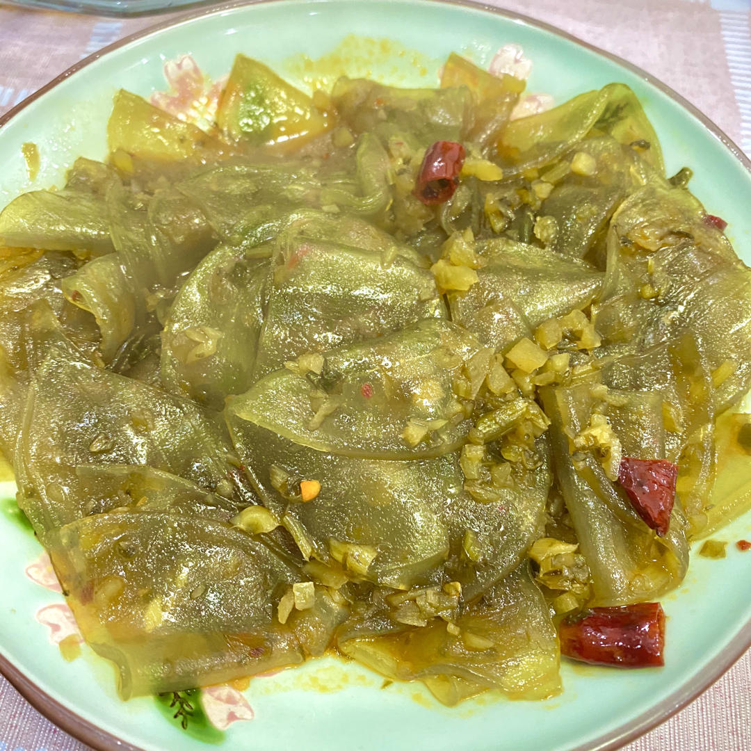 馄饨面做的雪菜炒粉皮