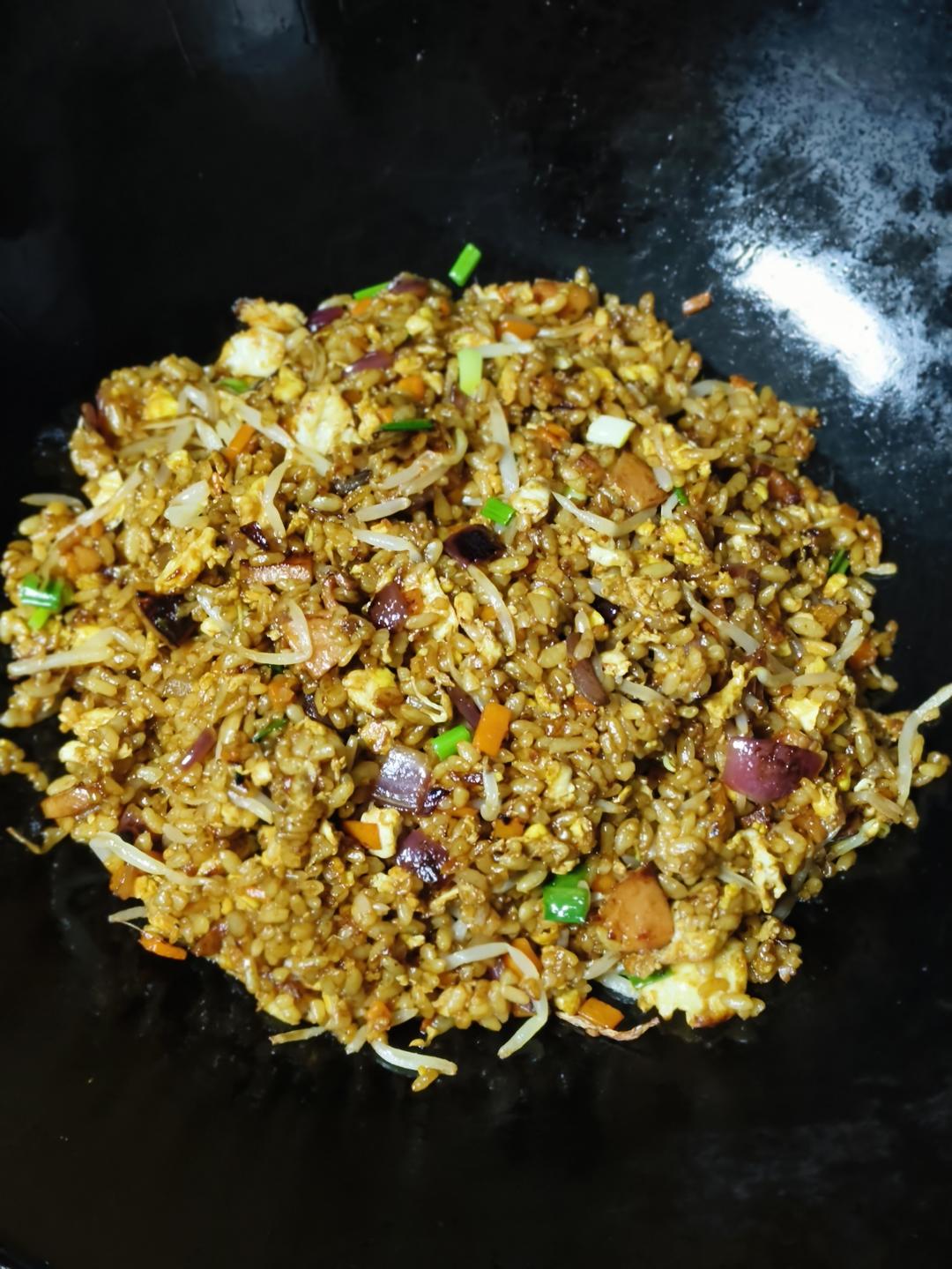 好吃到舔盘的酱油炒饭！