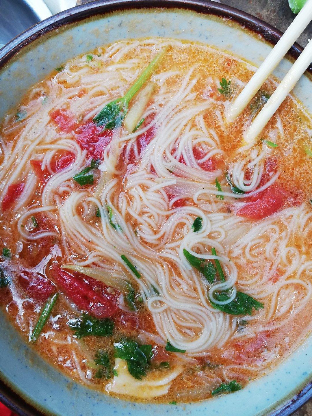 手机用户1756_o2nw做的最家常的普通汤面——西红柿鸡蛋龙须面