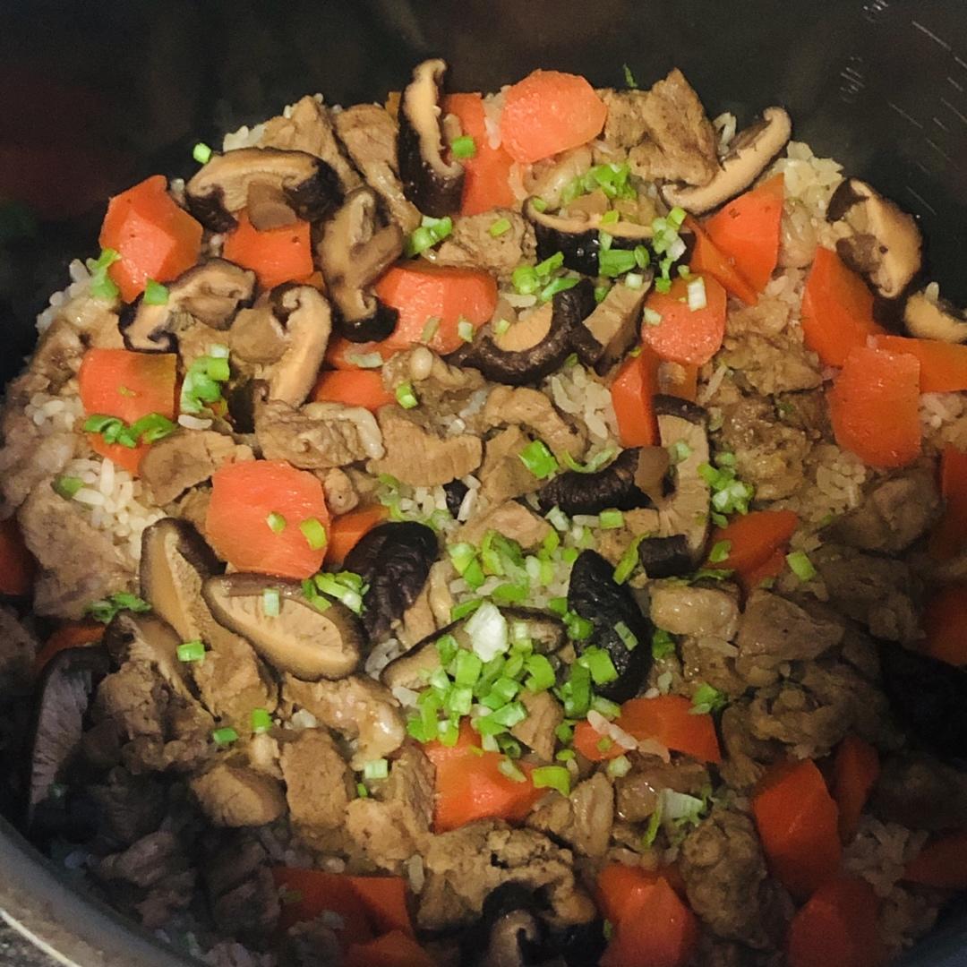羊肉焖饭，肉鲜饭香，常吃还能增强身体免疫力