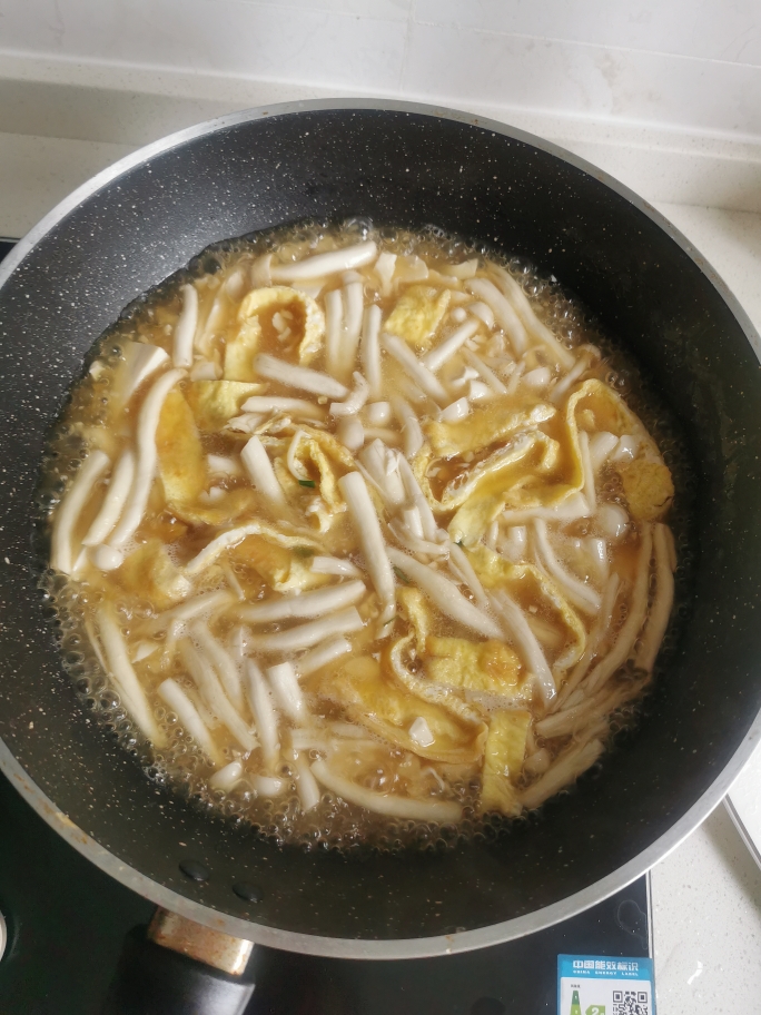 亲子懒人套餐，鸡蛋卷蟹菇豆腐汤（面）的做法 步骤4