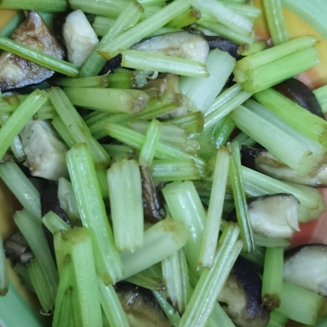 香菇炒芹菜