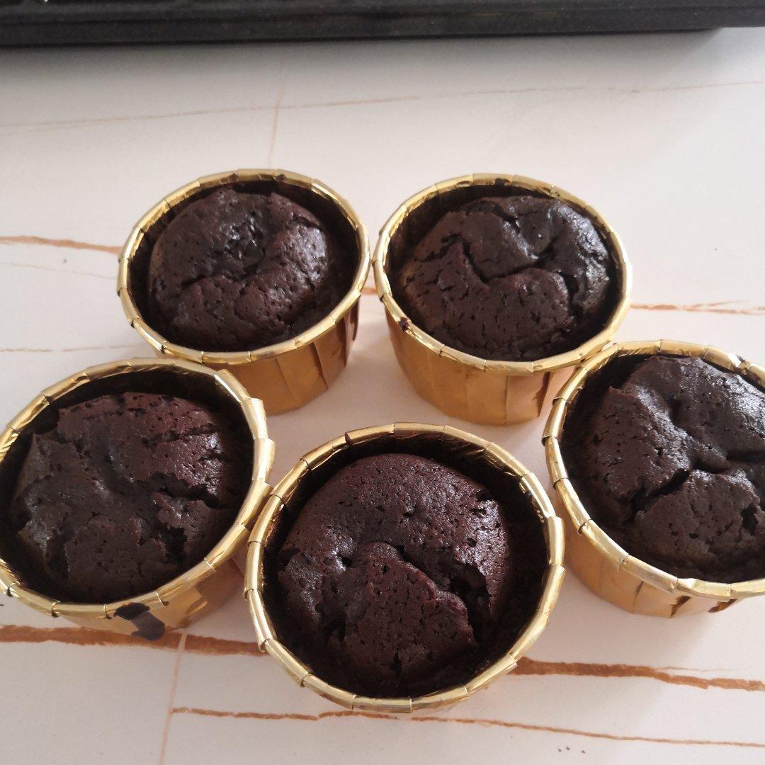 超好吃的巧克力熔岩蛋糕🍰 一口爆浆！免打发！
