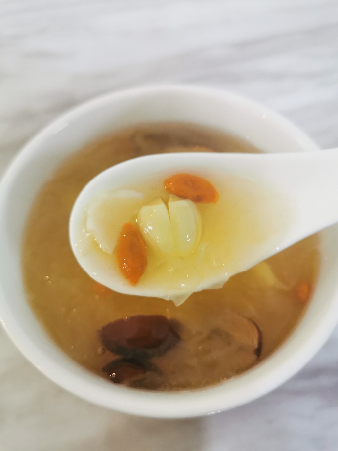 【秋冬必备】银耳莲子百合汤的做法