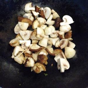 蚝油双菇的做法 步骤1