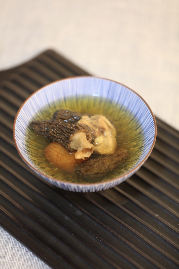羊肚菌炖鸡汤（简单、营养又美味）的做法