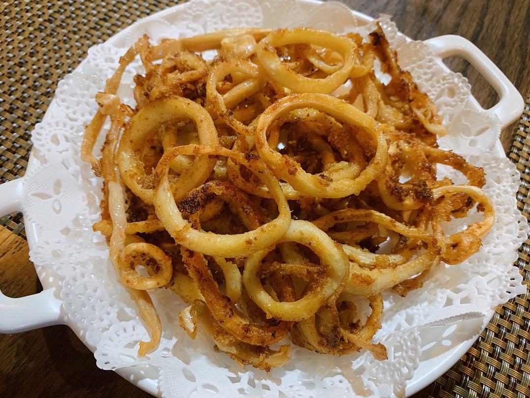 〈炸鱿鱼圈〉，大小朋友都喜欢。欣小厨 😉