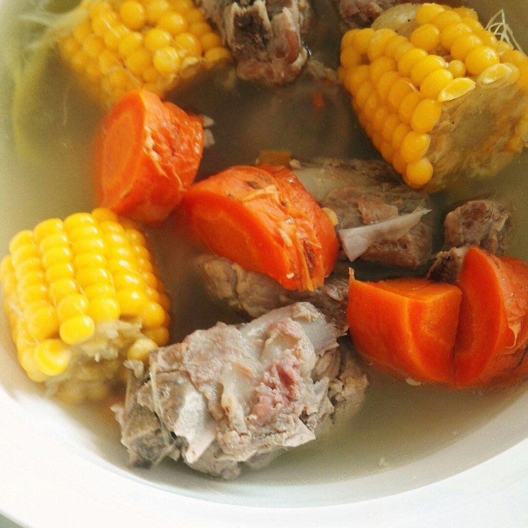 胡萝卜玉米排骨汤