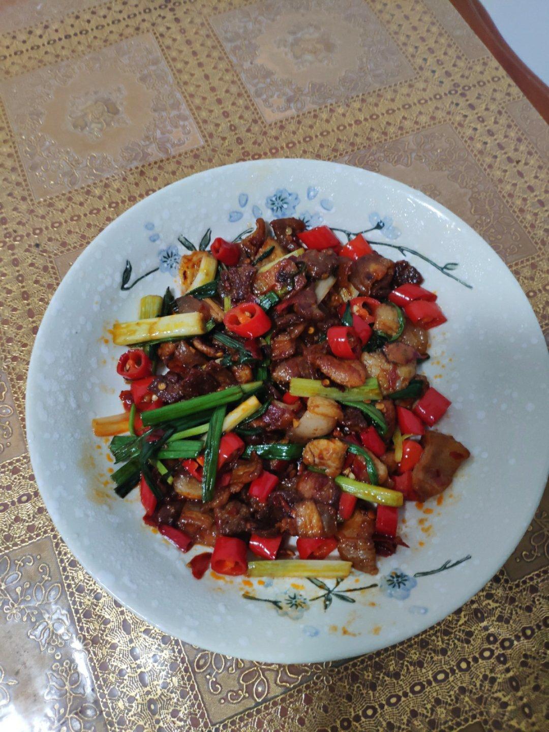 2根蒜1块肉，简单炒一炒，下酒又下饭