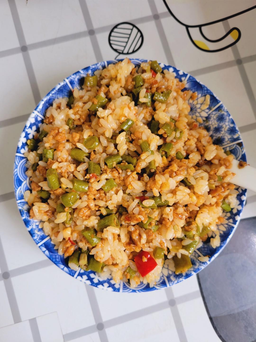 肉末豆角拌饭
