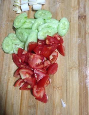 黄瓜西红柿炒鸡蛋的做法 步骤1