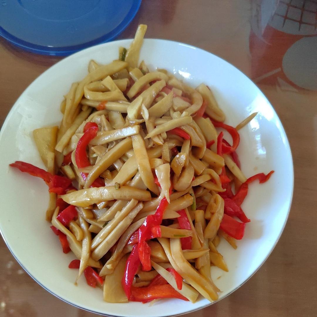 青椒炒鸡腿菇