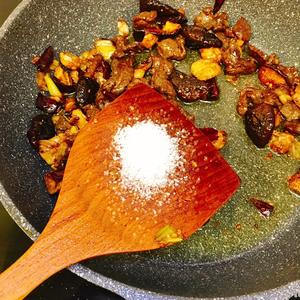 一盘干掉一锅饭的沙姜香菇炒牛肉的做法 步骤11