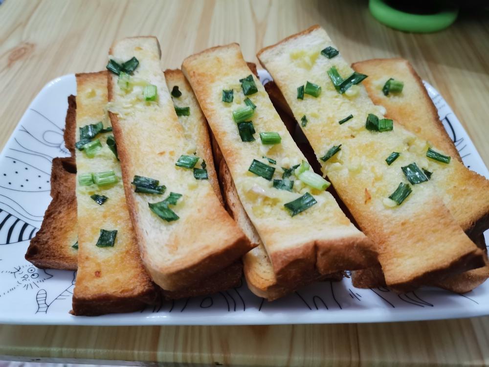 面包 懒人蒜香烤吐司           用料            黄油