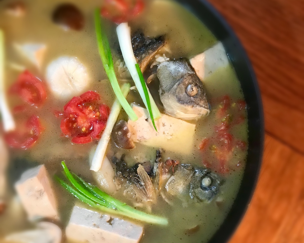鲫鱼菌菇豆腐番茄汤的做法