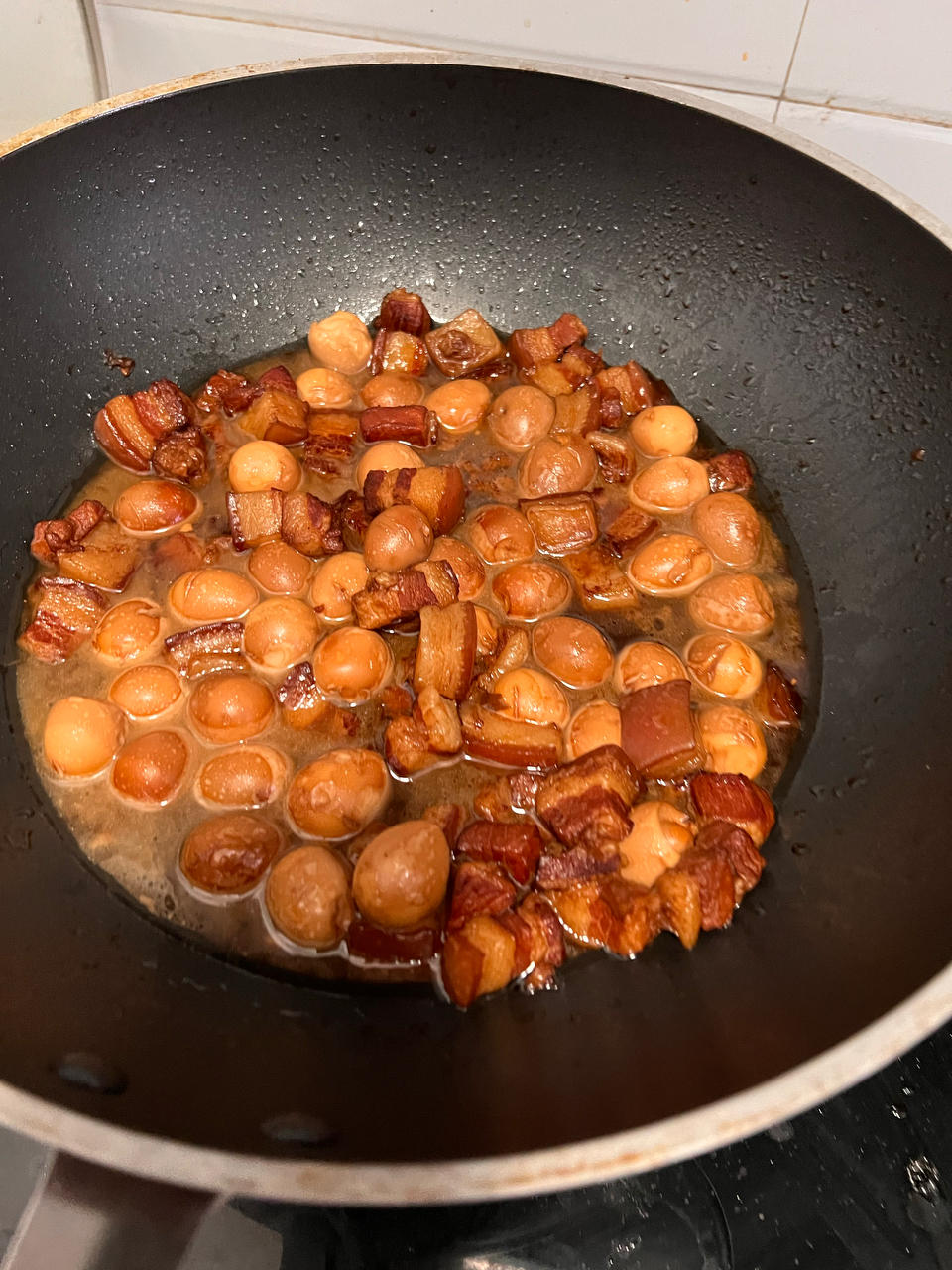 加了鹌鹑蛋后，这盘红烧肉，美味的逆天啦——鹌鹑蛋烧肉（孔瑶食谱）