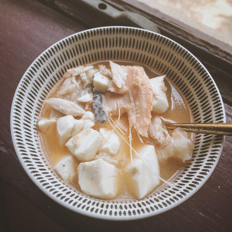 三文鱼头/鱼骨豆腐汤