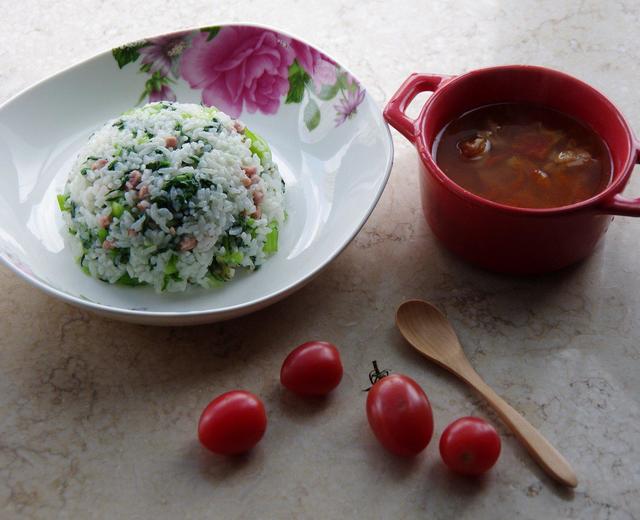 咸肉青菜炒饭配蕃茄牛肉汤的做法