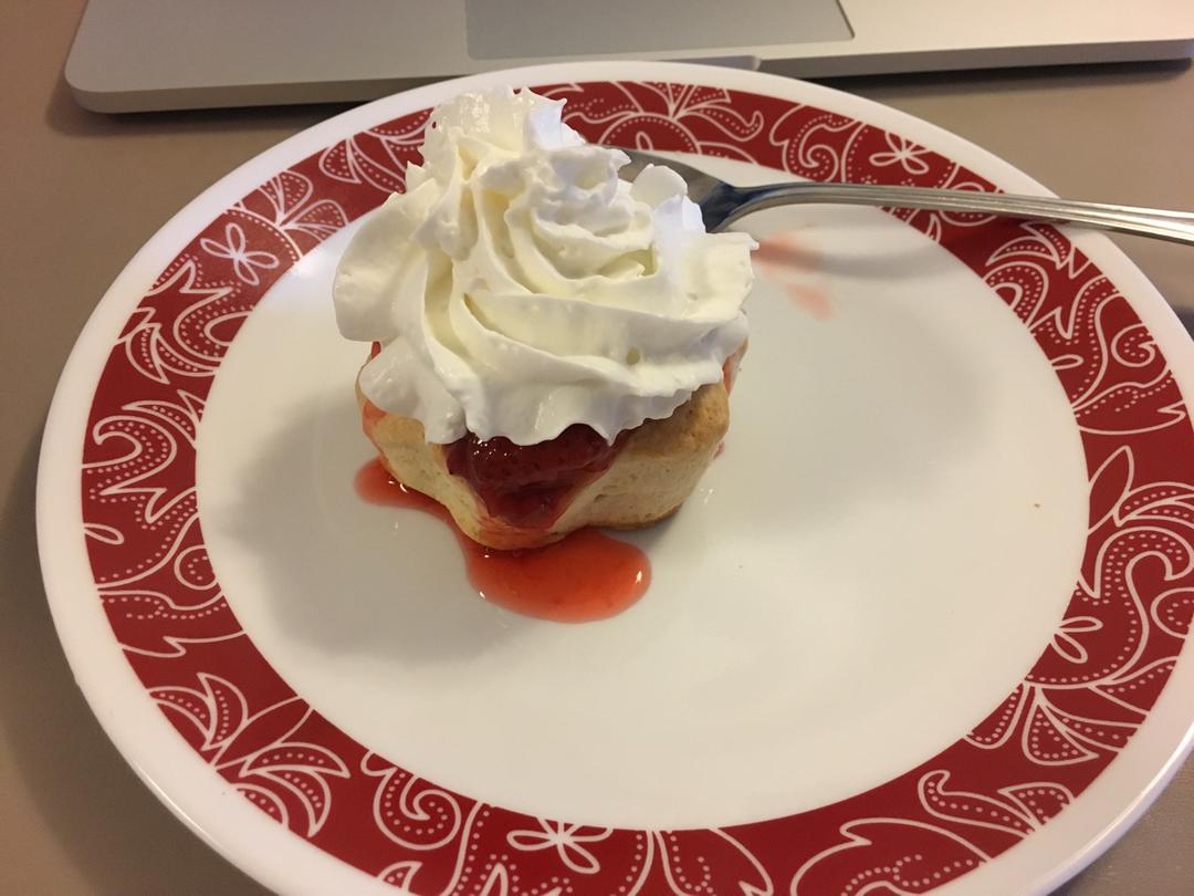 【视频】3分钟 奶油司康Scone(可能是世界上最快手的司康) 消耗淡奶油～