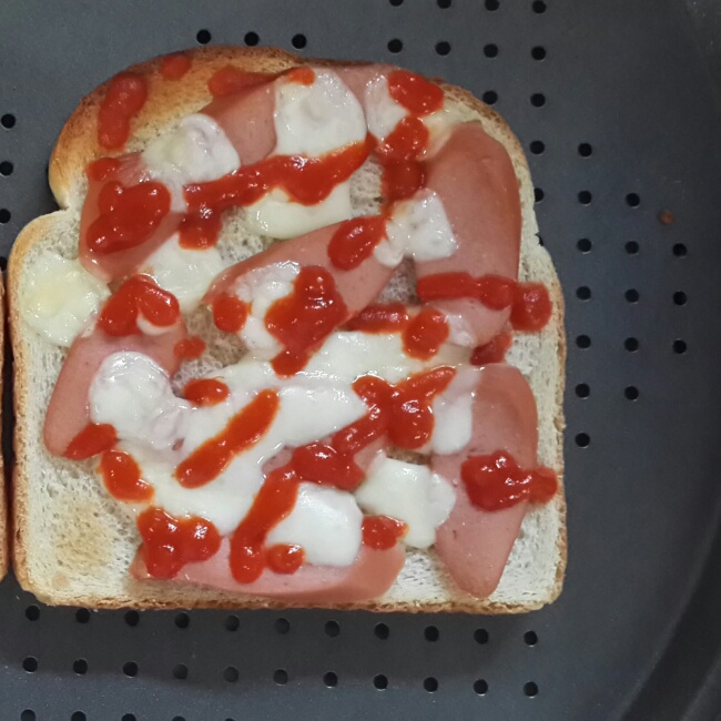 鸡蛋火腿烤吐司