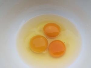 用电饭锅蒸 #三峡客家# 的农村散养土鸡蛋做鸡蛋羹的做法 步骤1